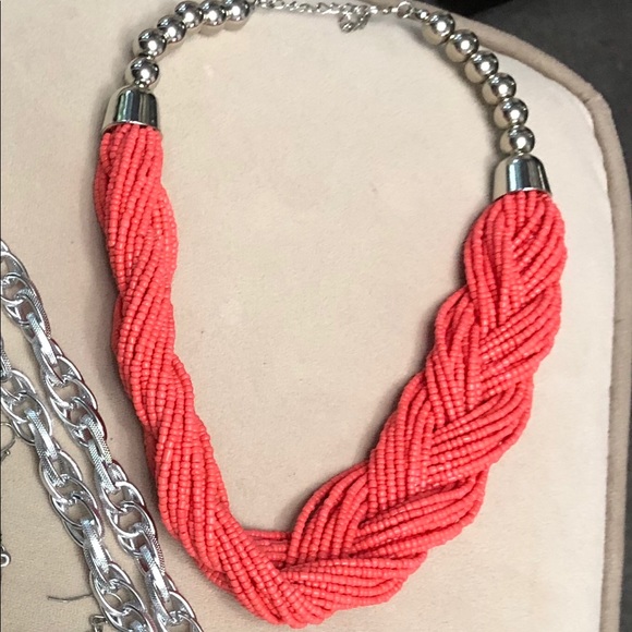 Jewelry - Beaded necklace! Basically new!
